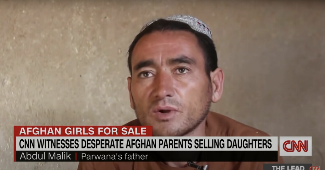 Abdul Malik säger att han inte har något annat val än att sälja sin dotter Parwana Malik. ”Jag måste sälja för att hålla de andra familjemedlemmarna vid liv”, säger han till CNN. Abdul Malik