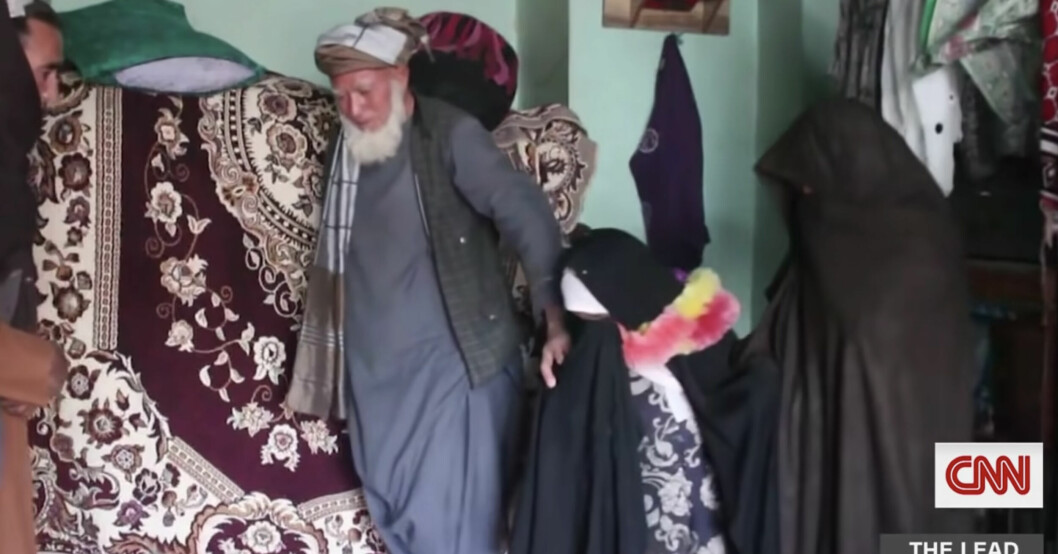 Parwana Malik gråter och försöker streta emot. Hon vill inte lämna sin familj. Parwana Malik