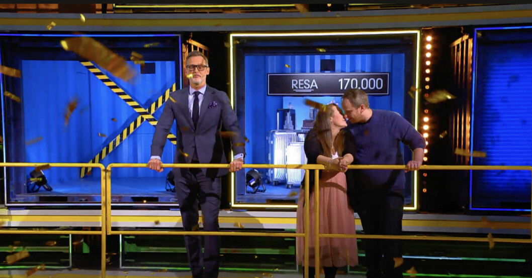 Rickard Sjöberg, Sofia Thorbjörnsson och Jimmy Persson möts av ett guldregn. Rickard Sjöberg, Sofia Thorbjörnsson och Jimmy Persson