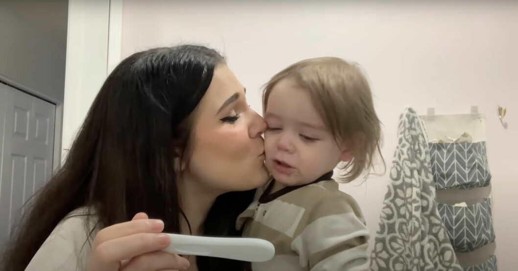 Sonen Oliver, 1, förstod inte vad som pågick och började gråta när han såg Jordanna Lambs glädjetårar. Jordanna Lamb och sonen Oliver
