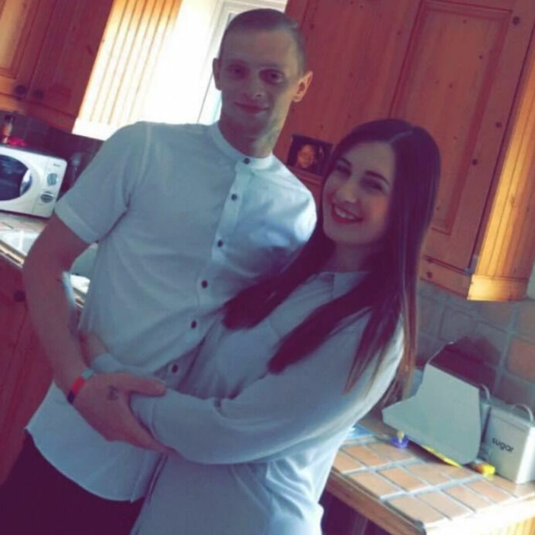 Paret Ali Bramford, 28 och maken Jamie Firth, 33, har tre döttrar tillsammans sen innan. Scarlet, 11, Lillie, 5, Thea, 2, – och nu lilla Delilah. Pappas Jamie passade döttrarna när bilen körde mot sjukhuset.
