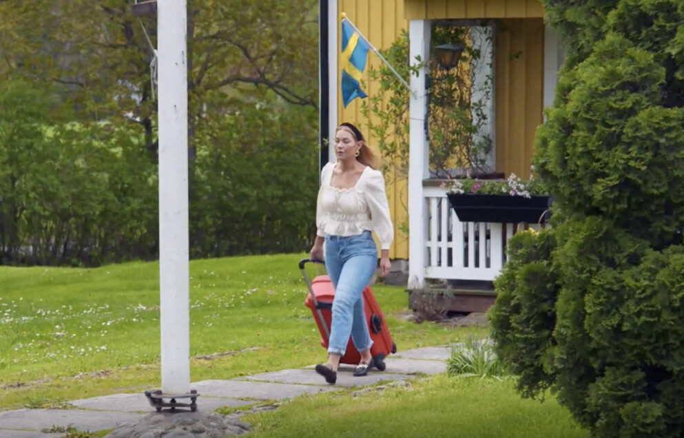 Jenny Pettersson syns lämna ett hus på gården där hon inte bor på heltid. Jenny Pettersson