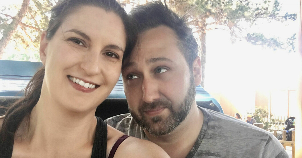 Daphna Cardinale födde en annan familjs barn i september 2019. Maken Alexander Cardinale säger att han vid barnets födsel såg att det inte fanns några likheter. Daphna och Alexander Cardinale
