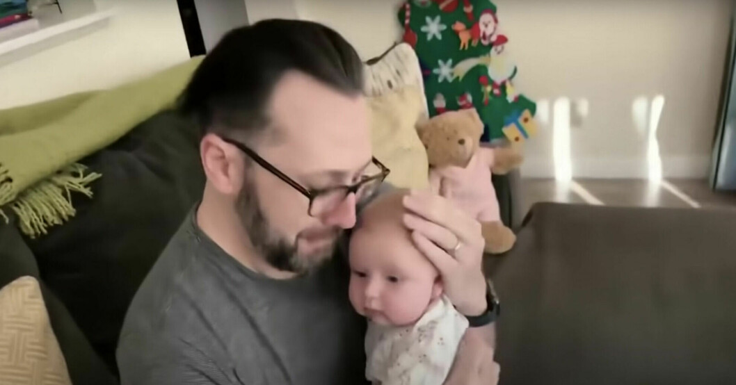 Alexander Cardinale håller om sin biologiska dotter för första gången. Alexander Cardinale med dottern