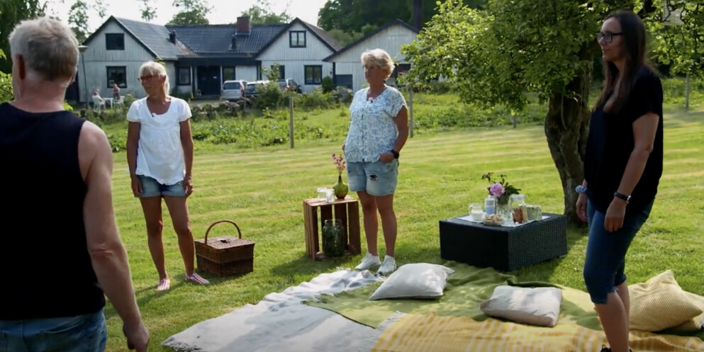 Peja med tjejerna gjorde i ordning en picknick inför besöket av Pejas döttrar. Pejas gård