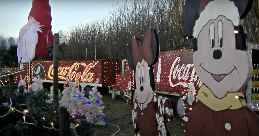 Familjen har byggt en Coca Cola-lastbil och vid sidan om står disneyfigurerna Musse och Mimmi Pigg. ”Coca Cola har till och med varit här och tittat på dem. De måste ju stoppa om det inte duger”, säger Mikael Sjöberg. Julhuset i Hamrånge