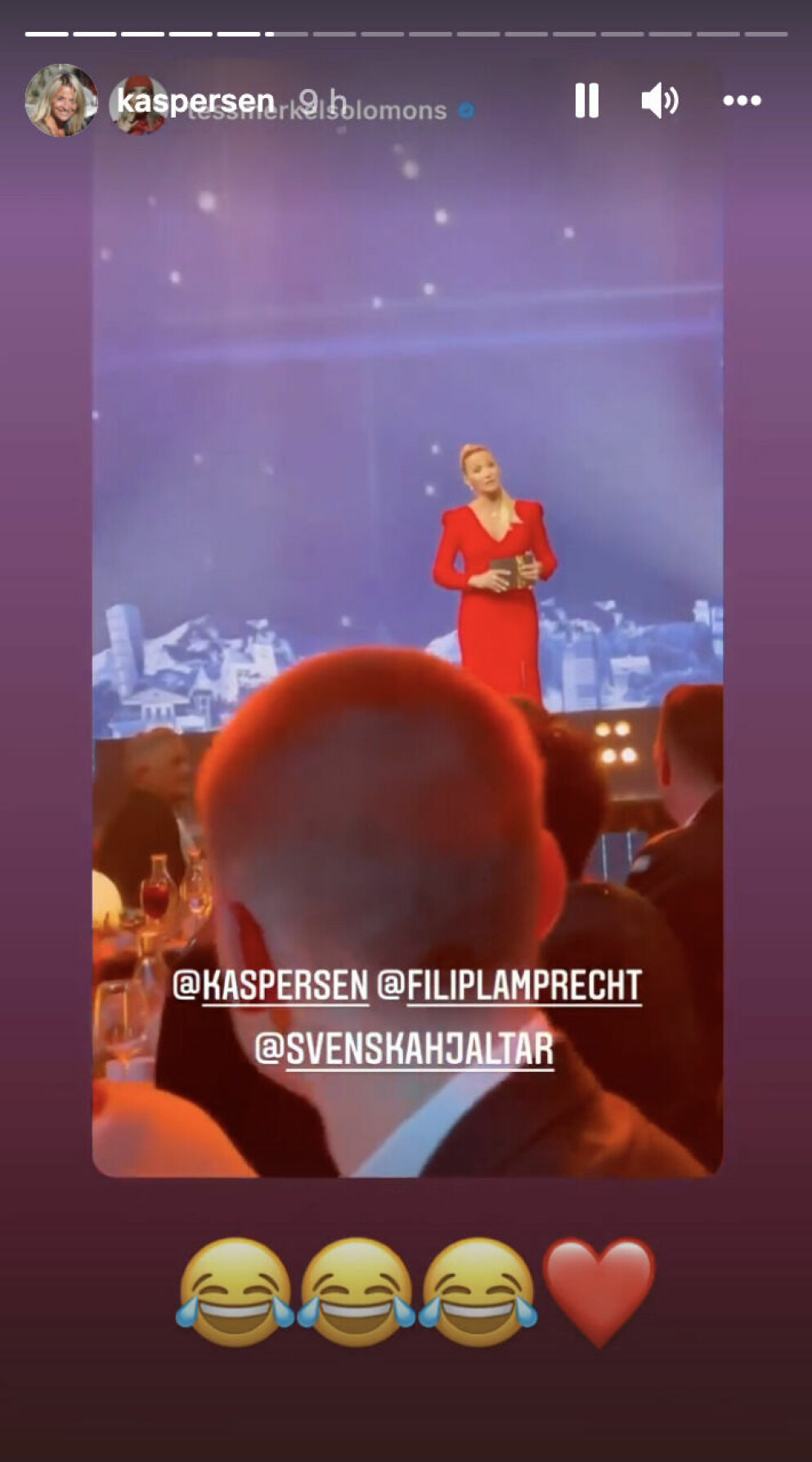Kristin skojade med sonen på galan om att han äntligen kom i tid! Kristin skojade med sonen på galan.