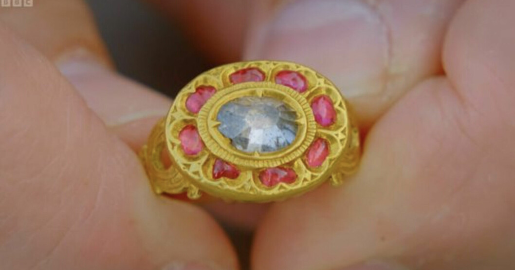 22 karats guld, rubiner och en diamant. Ringen som köptes för 12 kronor på second hand visade sig vara värd betydligt mer. Kvinnans ring i Antikrundan