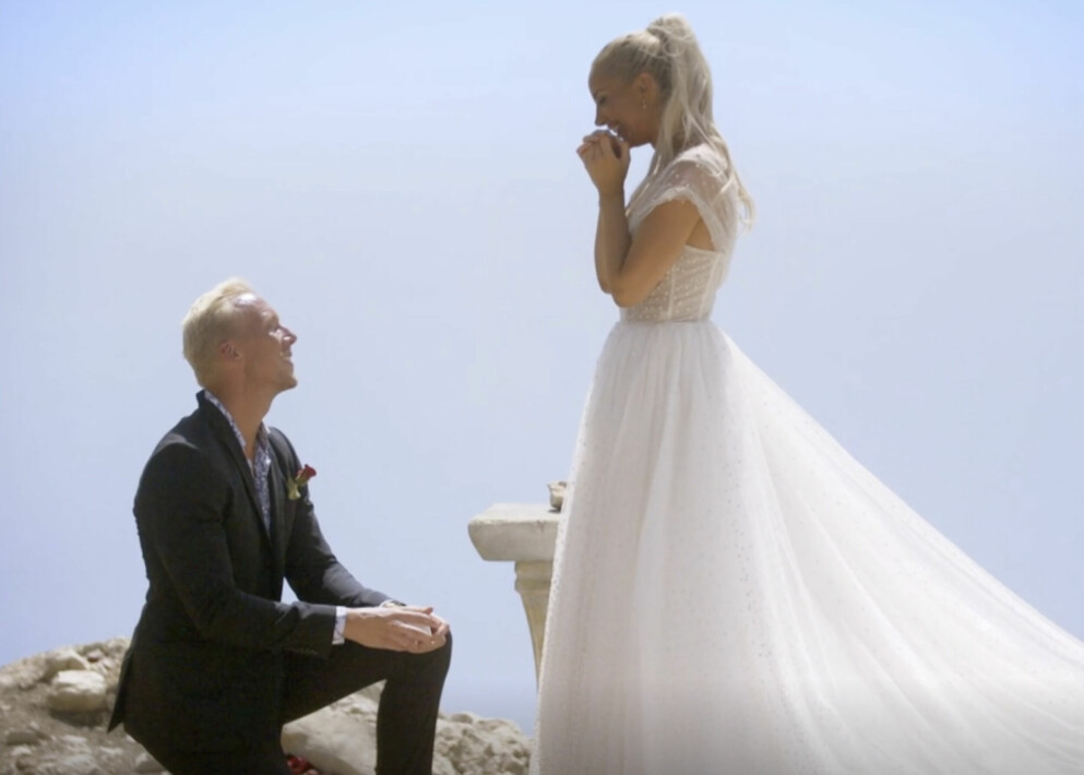 <span class="italic" data-lab-italic_desktop="italic"><span class="bold" data-lab-bold_desktop="bold">Här går Jesper Guldbrandsen ner på knä i Bachelorette 2021. </span></span>