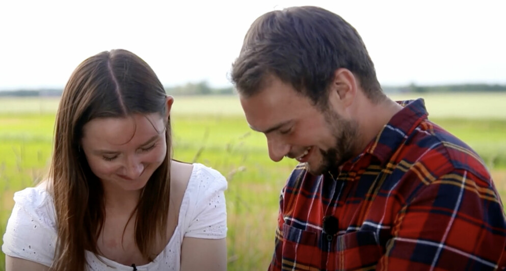 Klara och Daniel tillsammans, precis innan har han berättat att han vill fortsätta dejta henne. Klara och Daniel