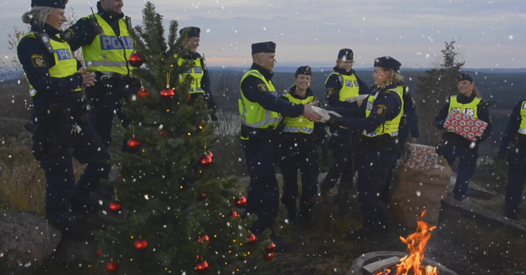 Polisen delar ut julklappar till varandra. De har även bemödat sig med att få dit en klädd gran. Polisens julvideo