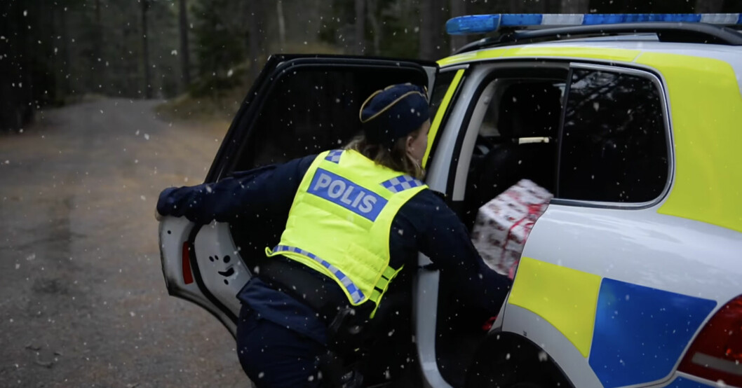 ”Det är uppfattat, vi åker på en gång”, säger polisen och kastar sig in i bilen för att rycka ut på ett larm. Polisens julvideo