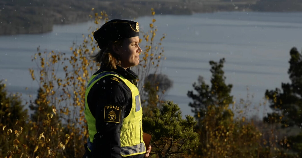 Polisen ställer sig på en klippa och börjar sjunga. Polisens julvideo