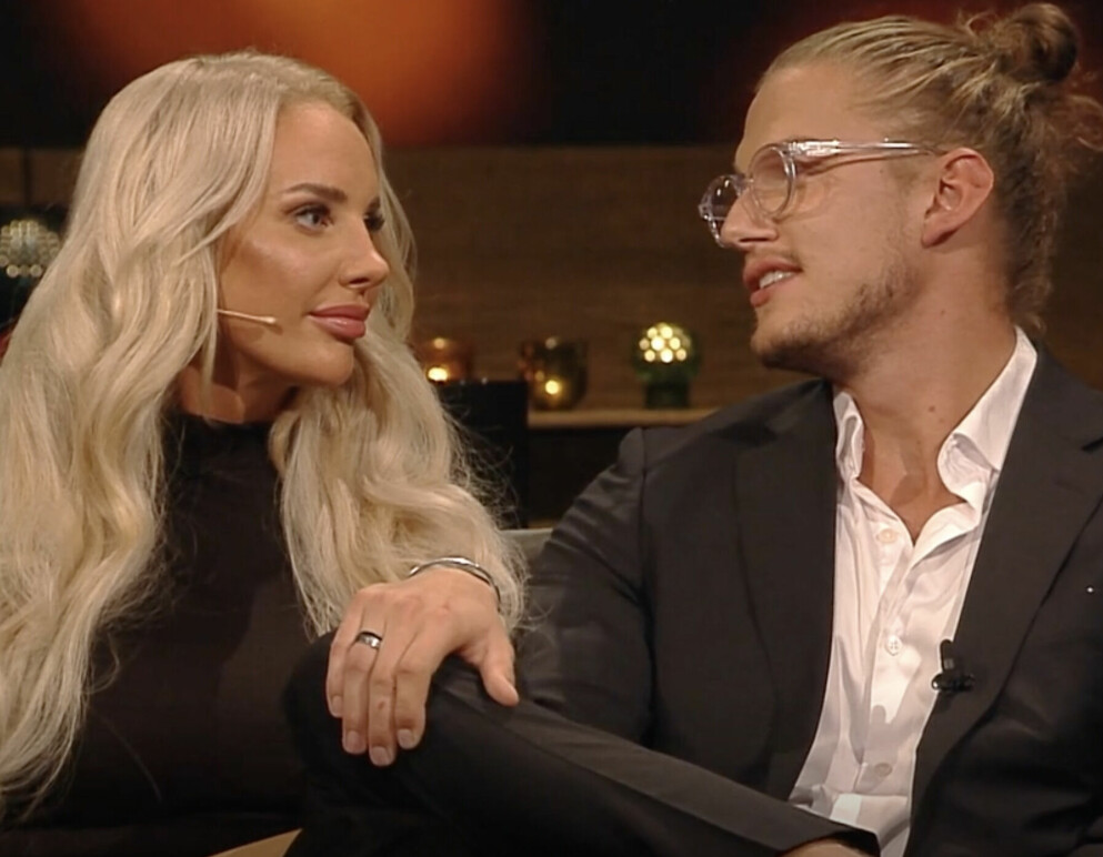 Felix och Julia berättade inför alla killarna att de dejtar. Julia och Felix