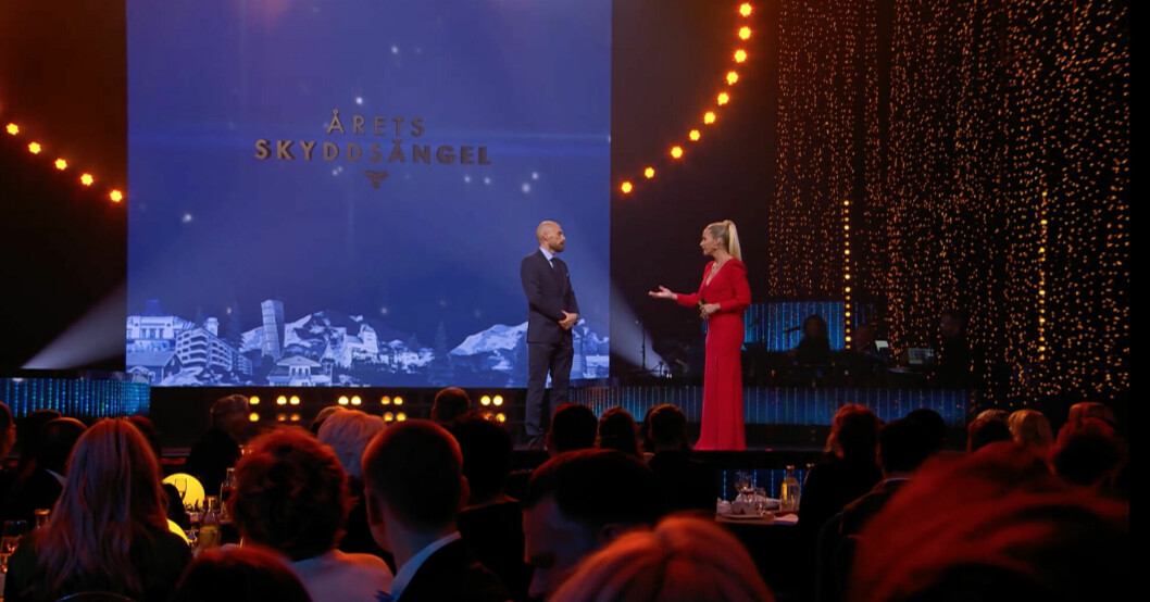 Roger fick pris för Årets skyddsängel. SVENSKA HJÄLTAR-GALAN 2021