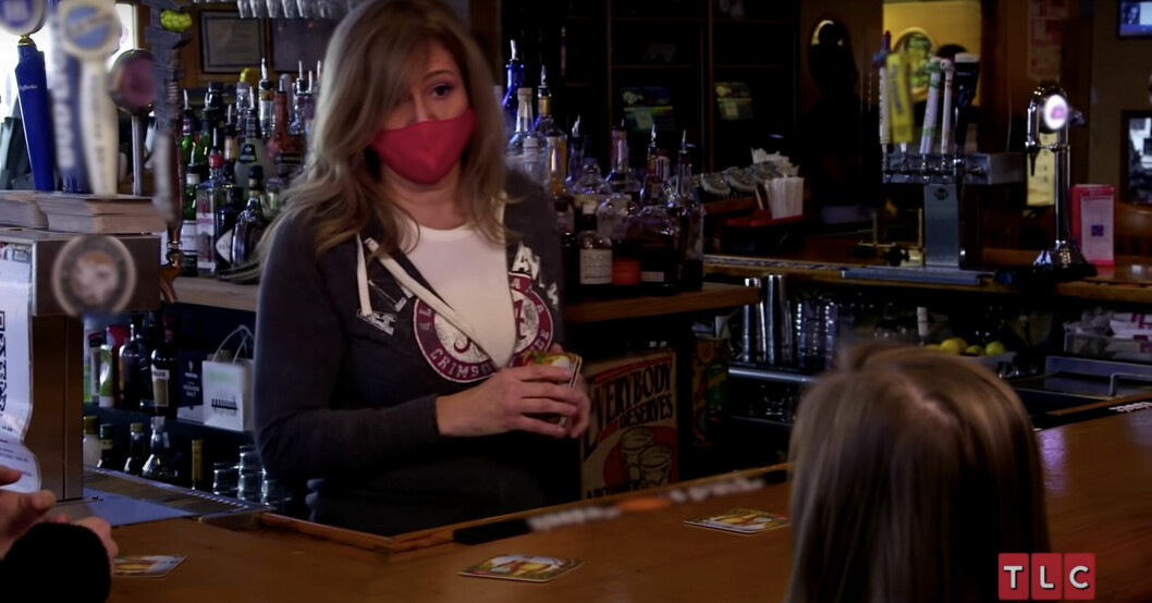 Bartendern försöker förklara för Shauna Rae att de inte serverar alkohol till barn. Bartender nekar Shauna Rae