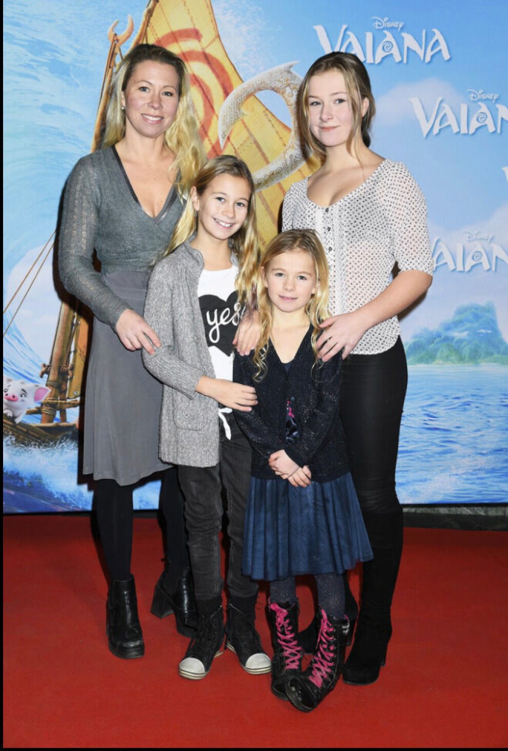 <span class=" bold" data-lab-bold_desktop="bold">Linda med barnen Tilda, Ester och Signe på en biopremiär 2017.</span>