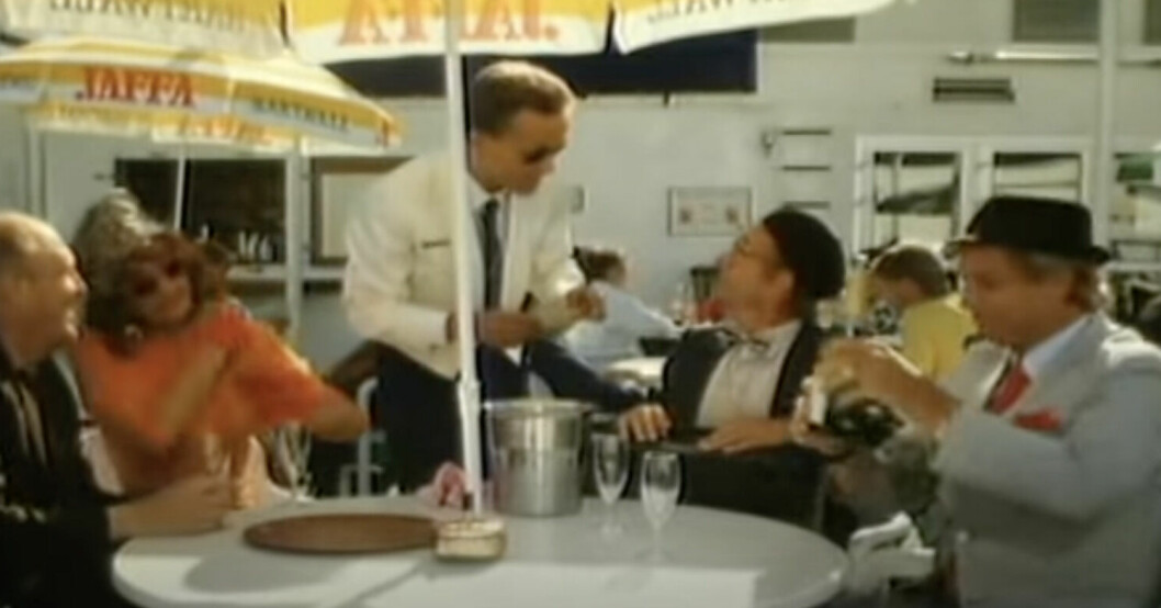 <span class=" bold" data-lab-bold_desktop="bold">Måns Ekman som servitör i filmen <span class=" italic" data-lab-italic_desktop="italic">Jönssonligan dyker upp igen</span>. FOTO: Youtube</span>
