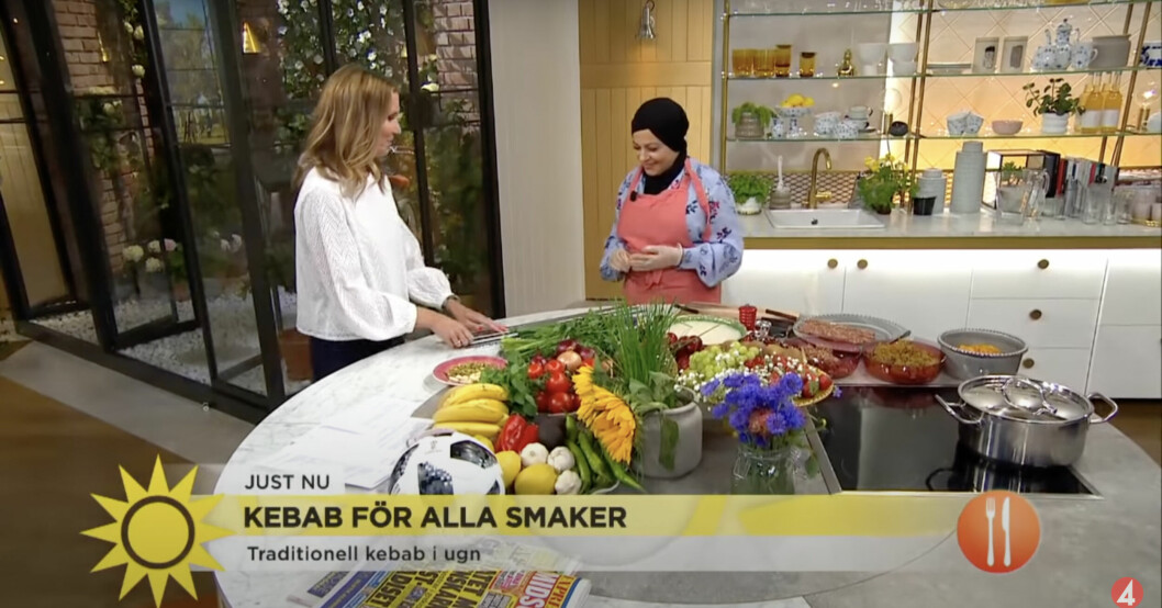 På midsommardagen 2018 lagade Zeina Mourtada kebab för alla smaker, som hon sedan bjöd programledaren Jenny Alversjö på. Efter inslaget möttes den berömda matstjärnan av en hatstorm på Instagram. Jenny Alversjö och Zeina Mourtada