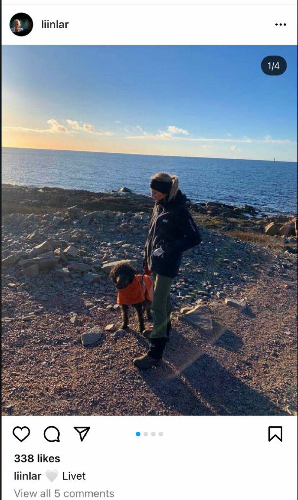Lina visar upp en ledtråd från resan. lina larsson
