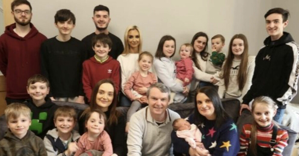 Sue och Noel med barnen Christopher, 32, Sophie, 27, Chloe, 26, Jack, 24, Daniel, 22, Luke, 21, Millie, 20, Katie, 19, James, 18, Ellie, 16, Aimee, 15, Josh, 14, Max, 12, Tillie, 11, Oscar, 10, Casper, 9, Hallie, 6, Phoebe, 5, Archie, 4, Bonnie, 3, och Heidie, 1. Familjen Radford