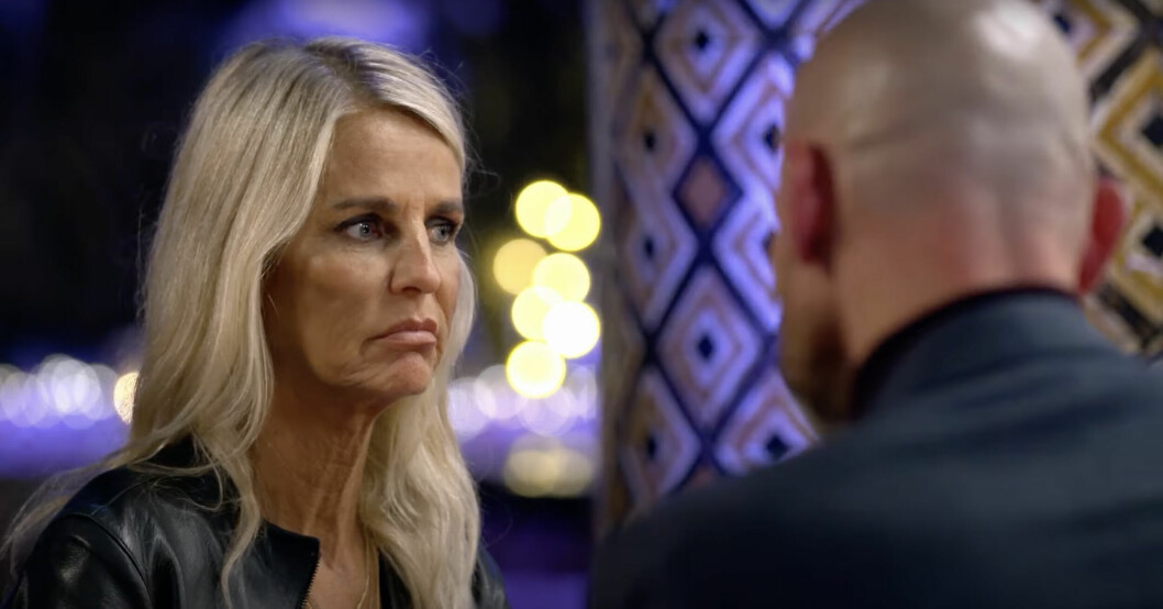 Ulrika Jonsson ser inte helnöjd ut med dejten. Ulrika Jonsson