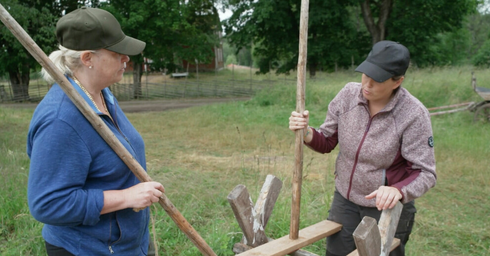 Beatrice och Cissi jobbar hårt med torkstället. BEATRICE LARSSON, CISSI AHLBORG