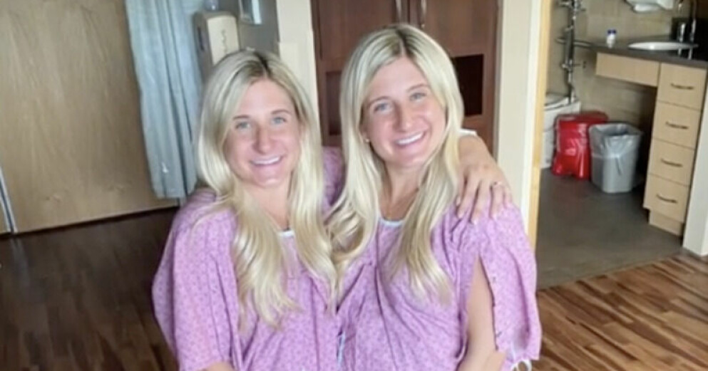 Rachel och Kim Saunders från Minnesota blev gravida samma månad och födde barn med två timmars mellanrum. Rachel och Kim Saunders