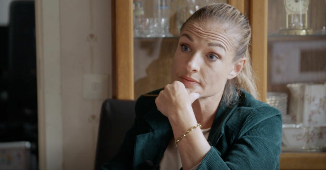 Programledaren Magdalena Kowalczyk förklarar för Jonas och Mirjam att de behöver ta i med hårdhanskarna för att vända den negativa ekonomin. Magdalena Kowalczyk