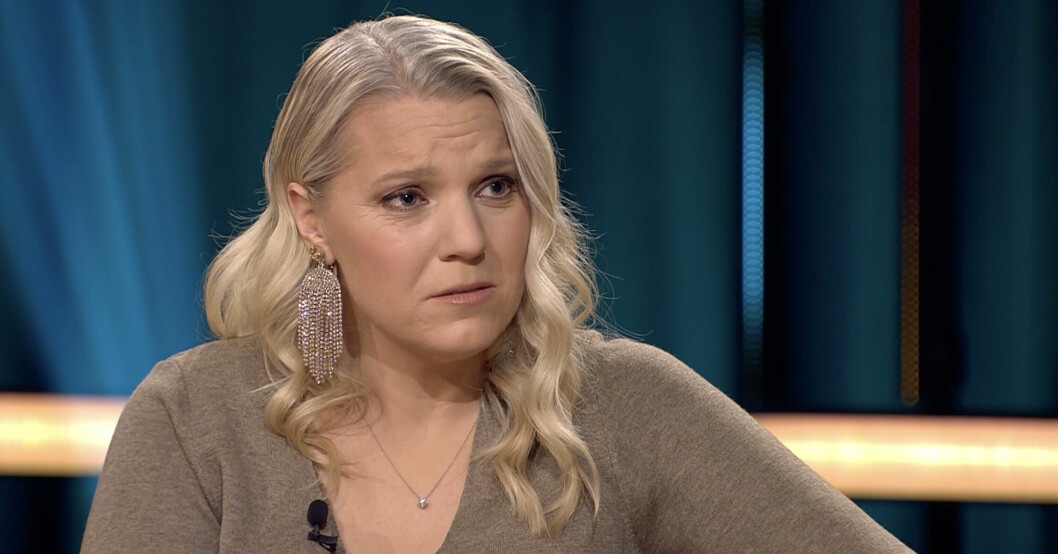 Carina Bergfeldt blir berörd av Truls Möregårdhs berättelse. Carina Bergfeldt