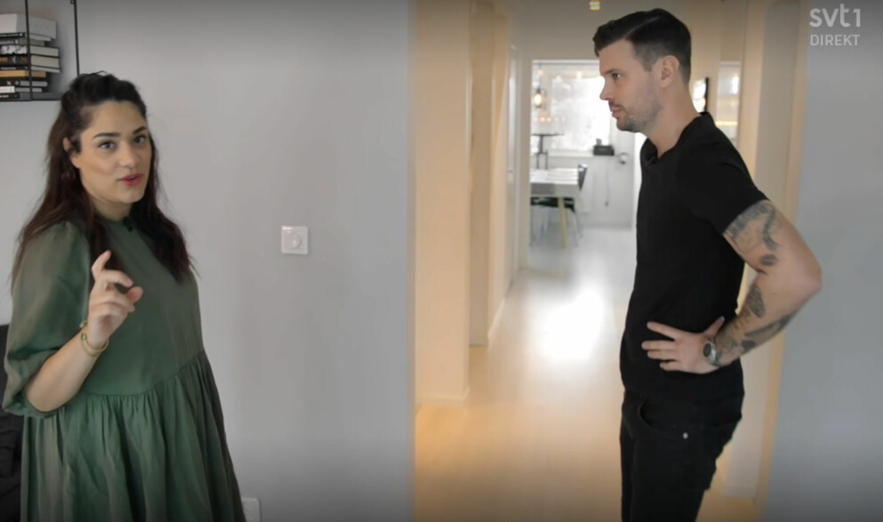 Farah och Robin i vardagsrummet. Farah och Robin i huset