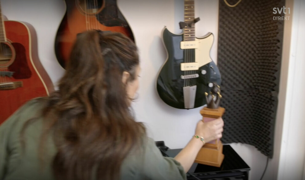 Farah fann sedan Sångfågeln i Robins alldeles egna hemma-studio. Farah och Robin i huset