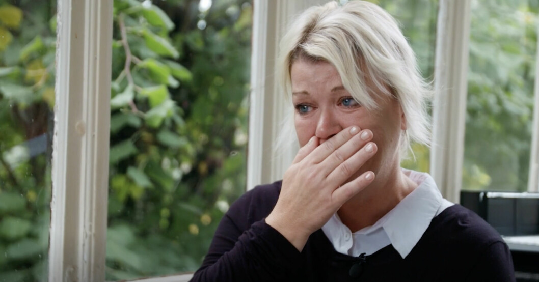 Eva har en total skuld på drygt 429 000 kronor. Här brister hon ut i gråt och tvingas avbryta inspelningen. Eva