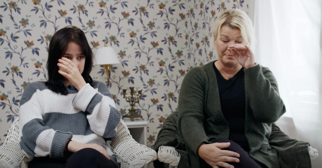 Eva berättar att hon levt med skuldkänslor i flera år och vill be dottern Louise om ursäkt. ”Jag tycker inte hon har något att säga förlåt för”, säger Louise. Louise och Eva