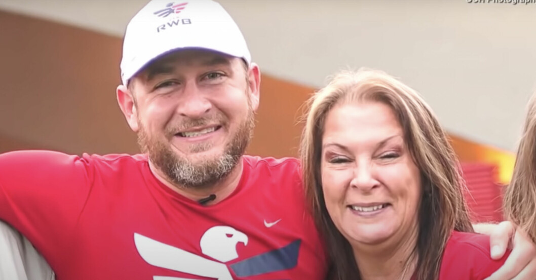 Det tog 35 år innan Stephen och Stacey fick träffas för första gången. Här har de precis träffats. Stephen och Stacey