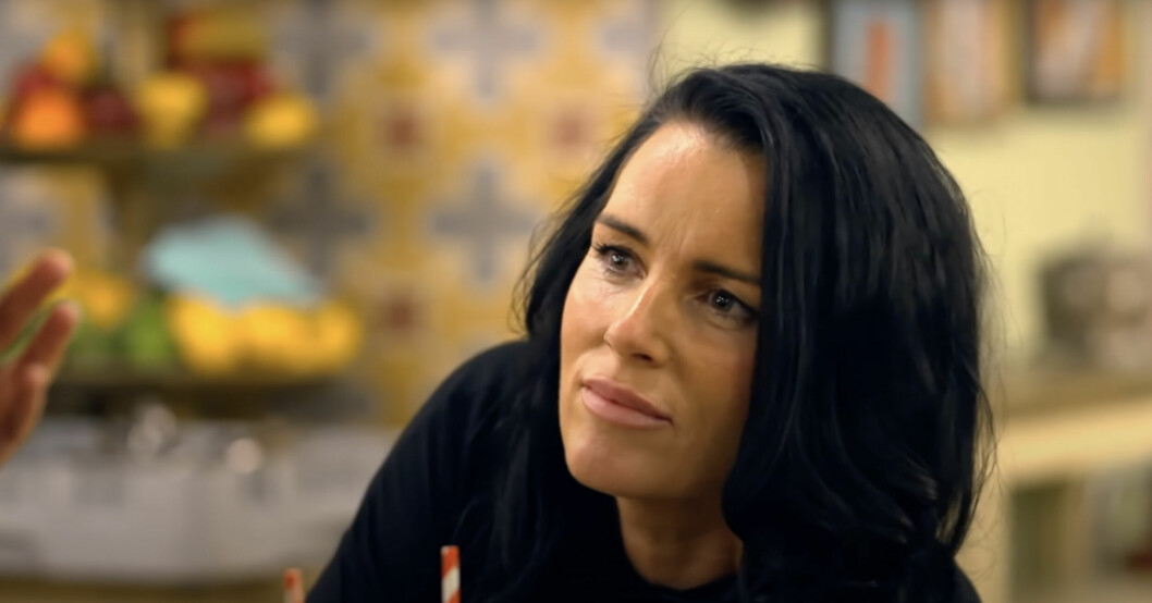 Laura försöker peppa Ulrika Jonsson. Laura