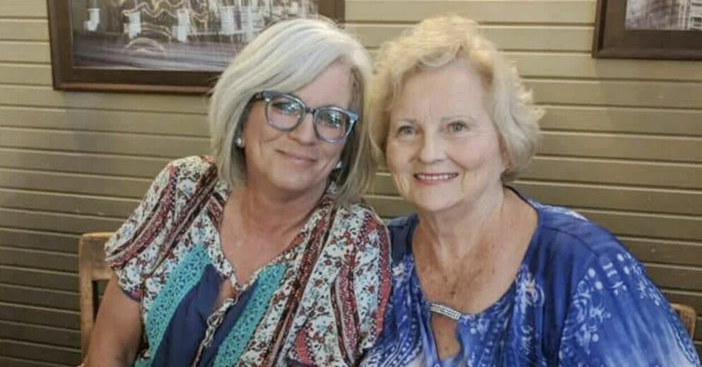 Tina Ennis, till vänster, växte upp med Kathryn Jones, till höger, men nu visar det sig att hon blev förväxlad på BB. Tina Ennis och Kathryn Jones