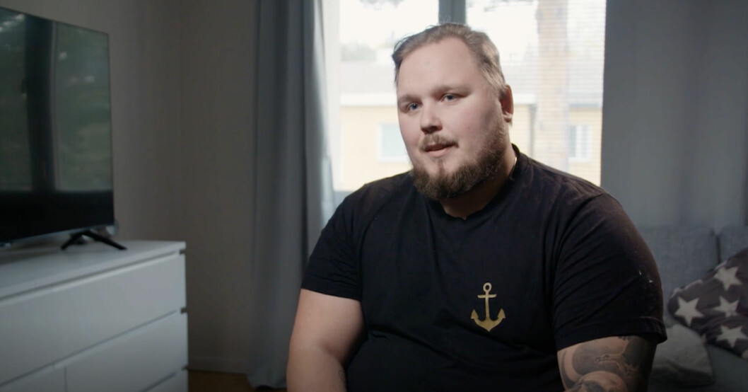 Daniels ekonomi är så dålig att han inte längre kan bo kvar i sin lägenhet. Nu tvingas lämna bostaden som han bott i tillsammans med flickvännen Tea och flytta hem till sina föräldrar. Daniel