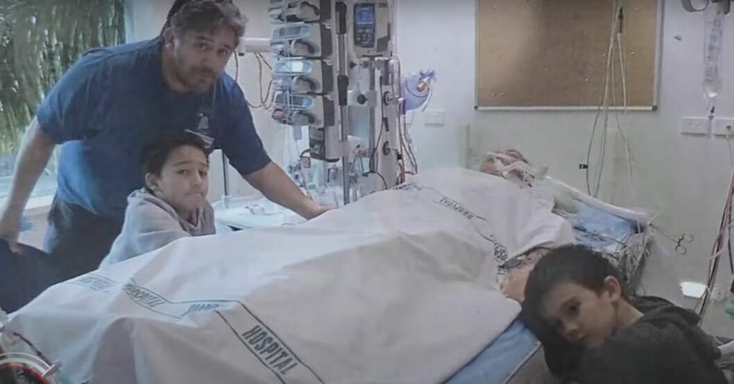 Maken Reweti Akurangi och sönerna Inatiaus och Te Awa vakar vid Dianne Akurangis sida på sjukhuset. Familjen Akurangi