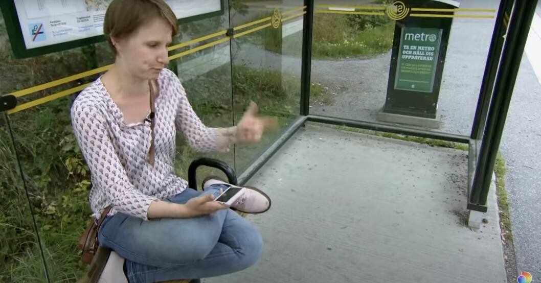 Caroline Bjuvholt lever med Tourettes syndrom och har både motoriska och verbala tics. Här gör hon en pistolrörelse och låtsasskjuter. Caroline Bjuvholt