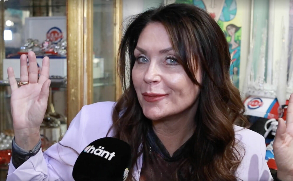 Christina skojar framför kameran och säger: ”Här är jag!” Christina Lindberg