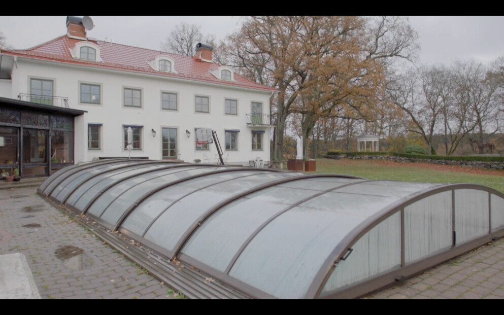 Stora Lundby bor Sanna Lundell och Mikael Persbrandt tillsammans med sina djur och barn.
