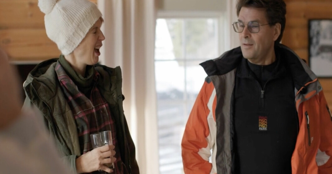Jenny visar hur Niklas gjorde. FOTO: TV4