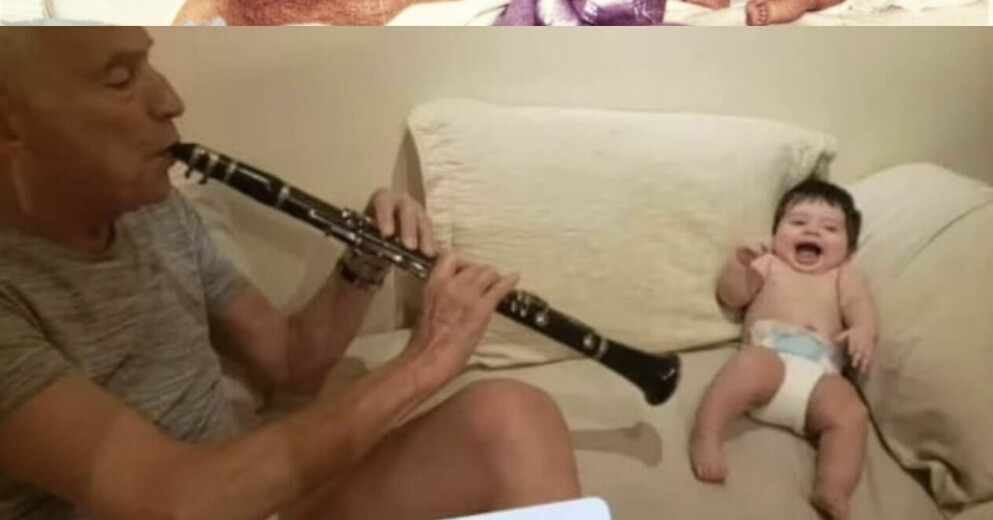 Alberto Cormillo spelar musik för en road Emilio. Alberto Cormillo spelar flöjt för sonen Emilio