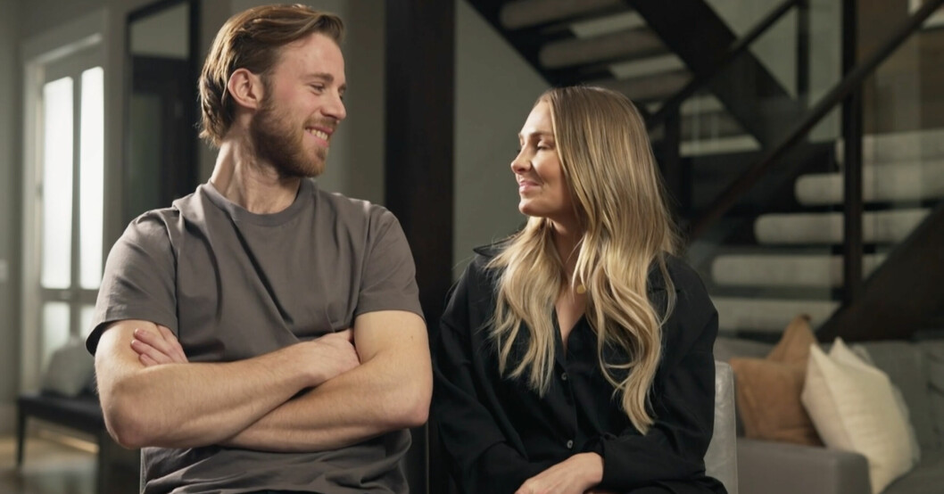 Elias Lindholm och Annica Englund träffades 2019 och blev snabbt ett par. ”Jag skulle väl säga att det var Annica som raggade upp mig”, säger Elias i TV4-programmet ”Playmakers”. Elias Lindholm och Annica Englund