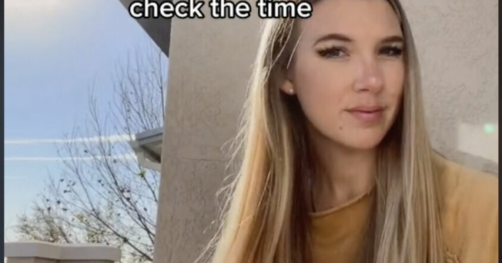 Tiktok-användaren @aubrecita har delat med sig om sin förlossning som slutade med att hon kom på sin pojkväns otrohet. Nu har flera följare reagerat kraftigt. @aubrecita