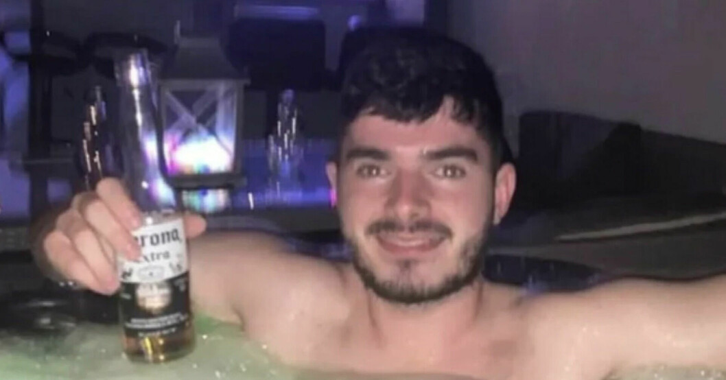 Parets äldste son, Christopher, sitter i jacuzzin och avnjuter en kall öl. Christopher i Jacuzzin