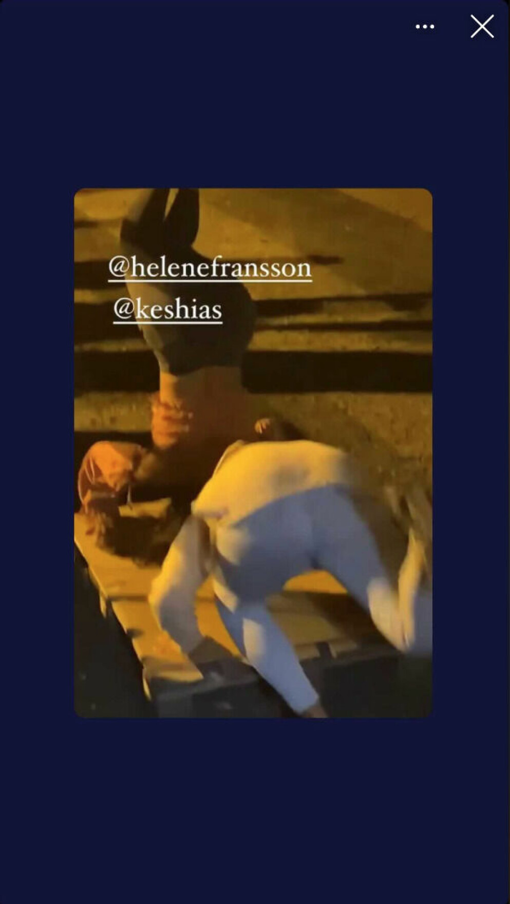 Helené och Keshia står på huvudet. INSTAGRAM
