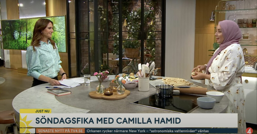 Camilla Hamid visar programledaren Maria Forsblom och tv-tittarna hur man bakar fikaklassikern kanelbulle. Camilla Hamid och Maria Forsblom