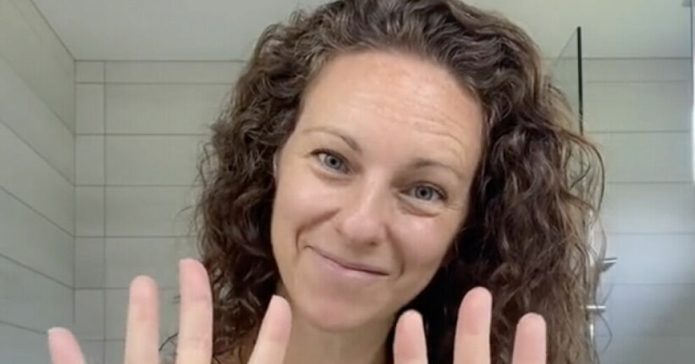 Holly Lo berättar på Tiktok när hon låg i badkaret och plötsligt insåg att barnet var på väg. Holly Lo